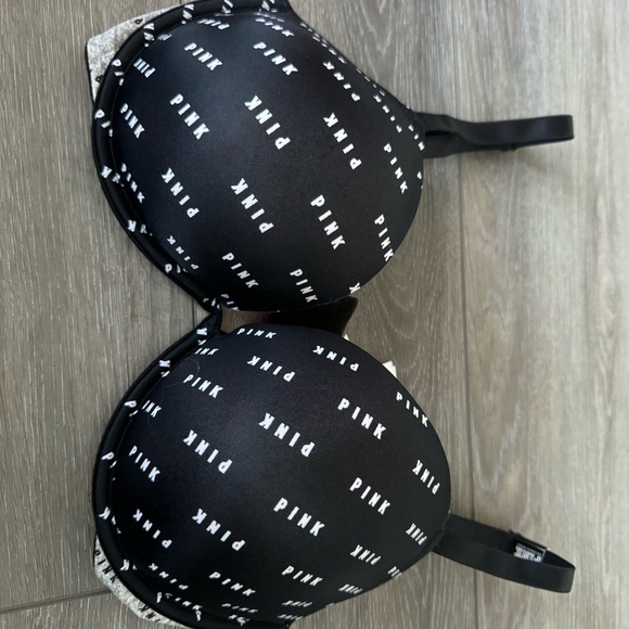 PINK VICTORIA SECRET BRAND NEW BLACK, WHITE, AND GREY PUSH UP BRA SIZE 34DD - Picture 2 of 4